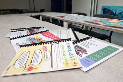 Des documents en lien avec le handicap sur une table